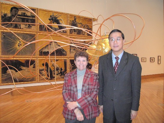 曹處長與佛羅斯特美術館館長Carol Damian在台灣藝術家姚瑞中作品前合影。