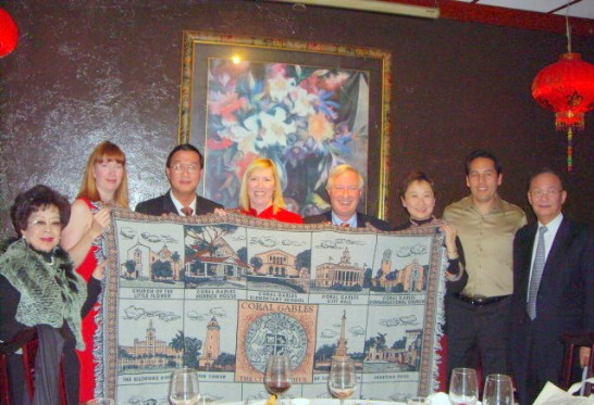 駐處宴請珊瑚閣市(City of Coral Gables)市長Don Slesnick 夫婦，推動雙方文化交流與合作