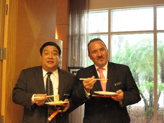 都瑞爾洲際飯店總經理及餐飲部經理品嘗台灣美食