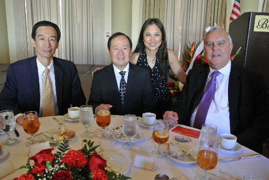 圖說:圖左起駐邁阿密辦事處牟華瑋處長˴邁阿密中文學校檀力董事長˴蕭心怡校長˴珊瑚閤市Cason市長