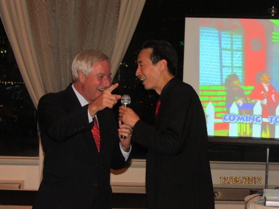 處長與邁阿密前市長Don Slesnick以聖誕鈴聲合唱，為餘興節目開場