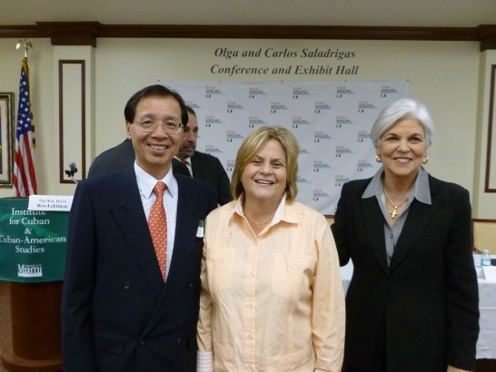 左起：台灣民主基金會黃執行長德福、美眾院外委會主席Ileana Ros-Lehtinen、「古巴母親與婦女反鎮壓組織」主席Silvia Iriondo