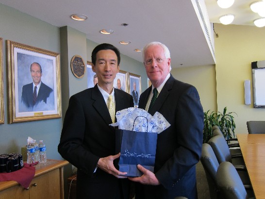 棕梠灘大西洋大學佛萊明校長致贈牟處長紀念品