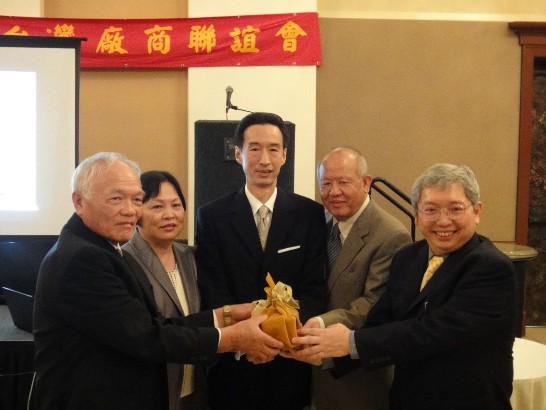 牟處長與徐僑務委員彩惠(左二)及曾僑務諮詢委員水福(右二)參加台灣廠商聯誼會新舊會長交接晚會