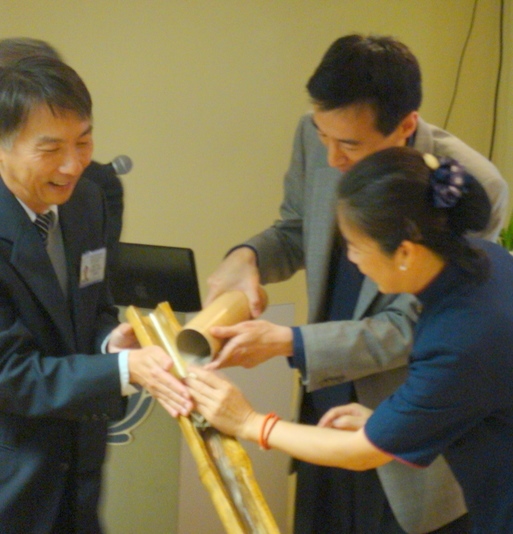 牟處長參加慈濟邁阿密分會母親節「竹筒回娘家」活動，慷慨解囊支持慈濟善行。