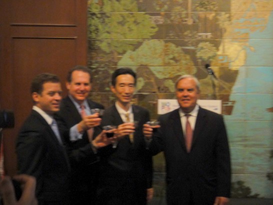 慶祝馬總統連任就職酒會，牟華瑋處長（右二）與美國前臺灣聯線主席狄亞士．巴拉特（左二）、佛州眾議院多數黨領袖坎特拉（左一）、珊瑚閣市長卡森 (右一)合影。