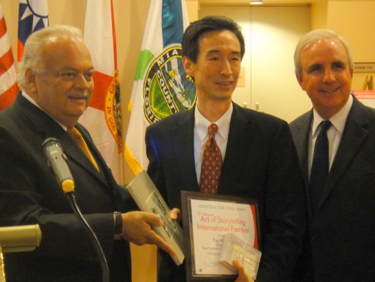 邁戴郡郡長Carlos Gimenez(右)與邁阿密公共圖書館系統館長Raymond Santiago致贈牟處長感謝狀