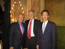 牟處長與主講人James Fallows（中）以及WAC理事Michael Solomon (左)合影