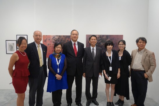 王處長（左4）、大象藝術空間館總監鍾經新女士（左3）、臺灣貿易中心劉義良主任（右4）及僑界人士參觀展覽。