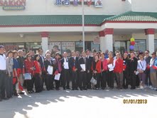 大奧蘭多台灣商會主辦元旦升旗典禮活動一景，中立者包括僑務委員楊喬生、駐邁阿密辦事處李定勇組長、蕭維儒會長等。