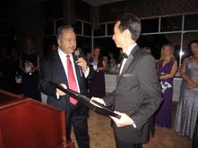 「糧食濟貧組織」總裁Mahfood致贈本處牟處長表揚狀