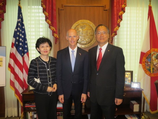 王處長夫婦與佛州州長Rick Scott合影