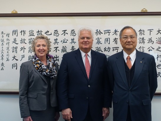佛州州務卿戴慈能（中）與王處長贊禹（右一）及佛州副州務卿柏凱莉（左一）