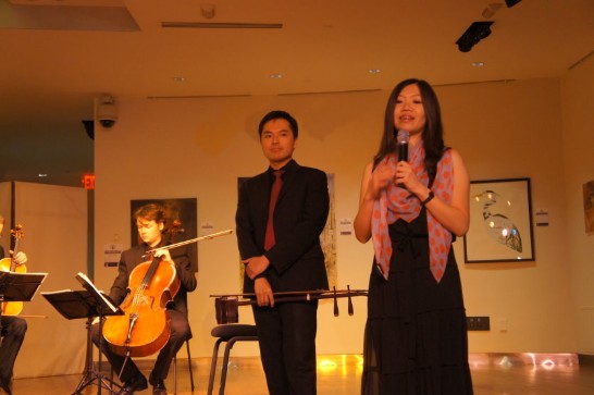 台裔作曲家楊嵐茵(右一)講述伊所譜之「二胡與弦樂幻想曲」，她嘗試將東方弦樂與西方弦樂結合，透過音樂促進文化交流。