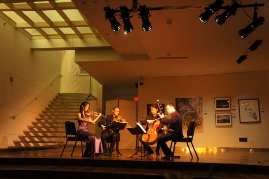 Amphion String Quartet 弦樂四重奏以二胡及提琴演奏台灣作曲家楊嵐茵所譜之「二胡與弦樂幻想曲」。