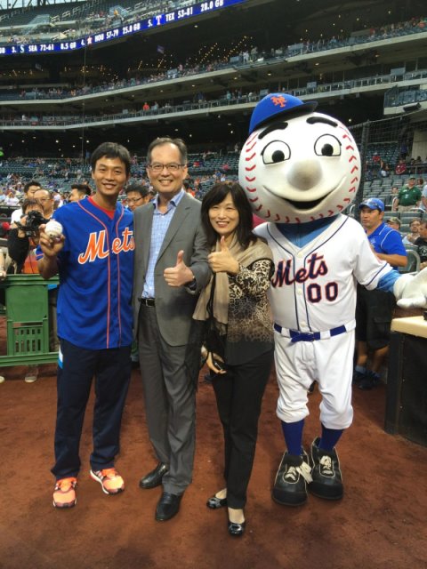 章大使夫婦參加大都會棒球場「台灣之夜」與盧彥勳合影