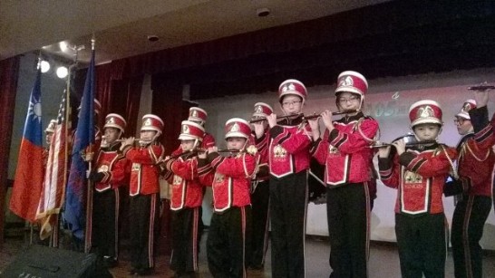 華僑學校鼓樂隊上台表演帶動氣氛