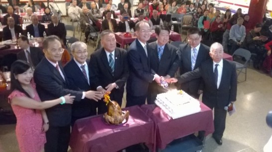 章文樑大使（右4）、伍銳賢主席（左4）等各界嘉賓為僑校105周年切蛋糕慶祝