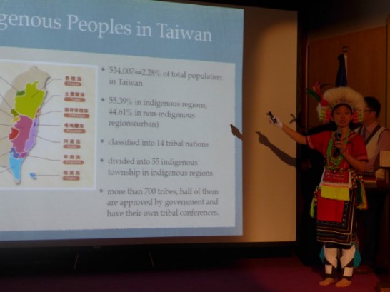我原住民代表於研討會中報告台灣原住民教育