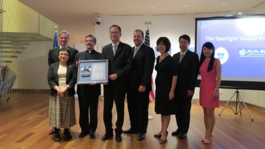 大合照(左起)Dr. Donald Boomgaarden, Provost/Senior VP for Academic Affairs of the University of Scranton,臺北文化中心游淑靜主任,Fr. Kevin P. Quinn, S.J., President of the University of Scranton,駐紐約辦事處章文樑大使,Mr. Robert Davis, Chief of Staff of the University of Scranton Dr. Ann Pang-White, 