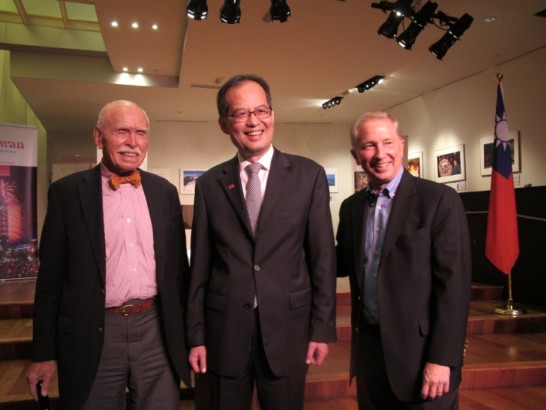 經文處大使章文樑(中)、紐約大學孔傑榮教授(左)與美國海外記者俱樂部基金會總裁何偉傑(右)合影。
