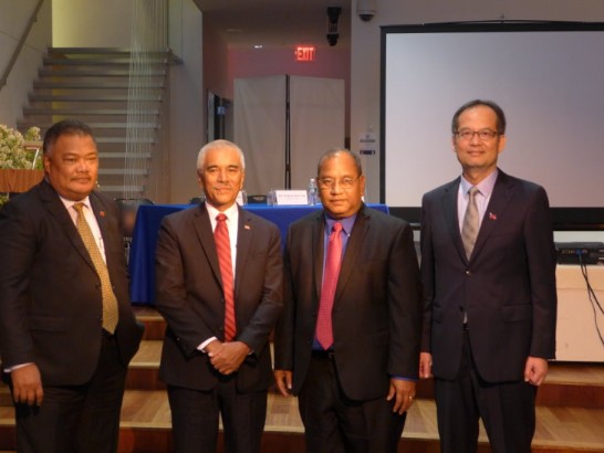 自左向右依序為：吐瓦魯外交部長費尼卡索（Taukelina Finikaso）、吉里巴斯總統湯安諾（Anote Tong）、馬紹爾群島總統羅亞克（Christopher Loeak）、臺北經濟文化辦事處處長章文樑大使