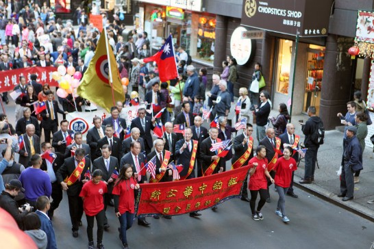 章大使及中華公主席伍銳賢率領華埠慶祝中華民國國慶遊行，軍容壯盛