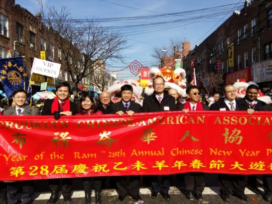 駐紐約辦事處章文樑大使(右四)向紐約布碌崙地區華人賀歲