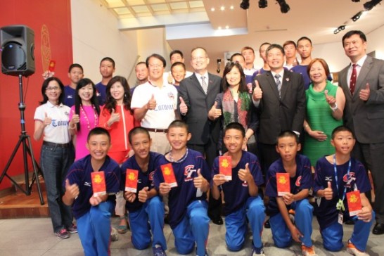 駐紐約台北經濟文化辦事處章大使文樑夫婦(右五及右四)歡迎代表中華民國參加2015世界少棒比賽的中華少棒代表隊