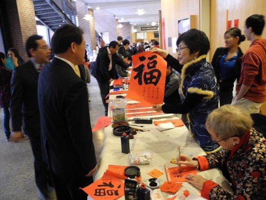 廖處長欣賞民眾迎春揮毫