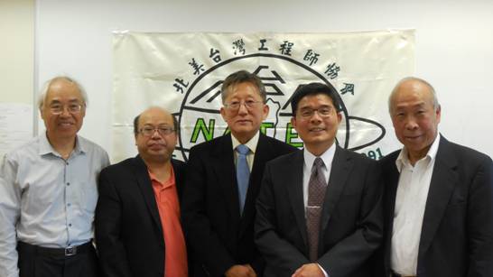 右起北美台灣工程師協會創會會長余金榜、科技組汪庭安組長、施學溫、會長周信結、前會長吳學斌
