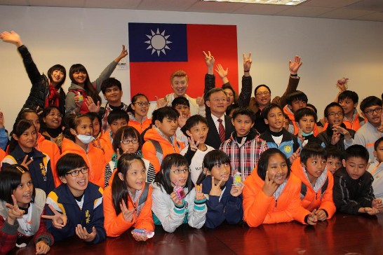 On April 2, TECO’s Chief Bruch Fuh welcomed members of the Taiwan Children’s Choir to the San Francisco Bay Area. The choir just arrived from Southern Californian where they performed at a handful of venues. Director-General Fuh extended his warmest greetings to the excited group of youngsters, wishing them every success as they take the stage to begin their Northern Californian concerts.