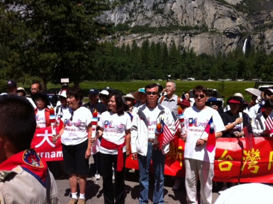 本處江國強處長與「慶祝中華民國建國一百年聖火萬里薪傳活動」團員合影。100.7.17