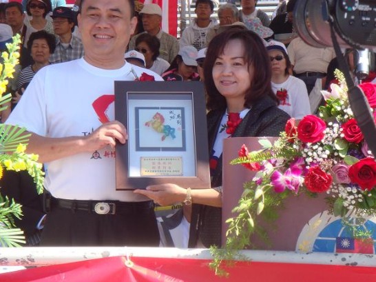 新竹姊妹市副市長致贈大會紀念品