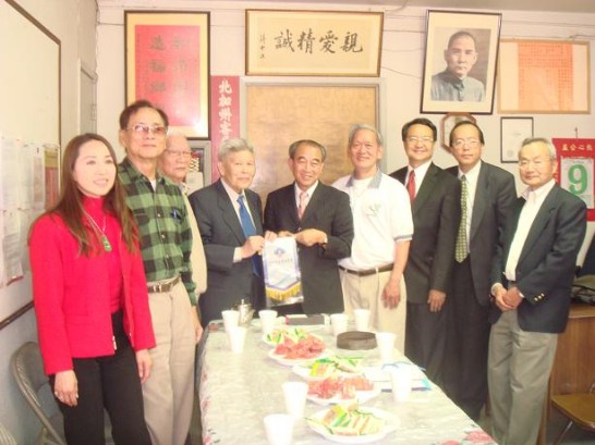 鍾副主委致贈北加州客屬聯誼會錦旗