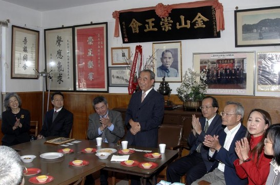 鍾副主委與崇正會鄉親晤談