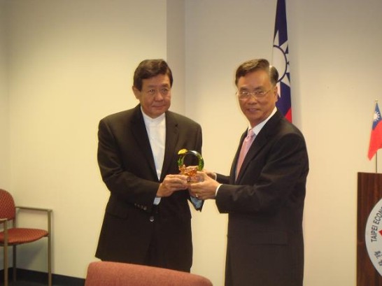 江處長代表致贈紀念品