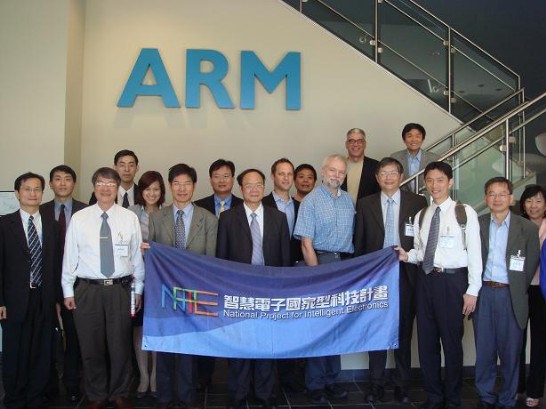 團長陳文村教授(前排左四)、全體團員、與Arm公司接待人員攝影留念