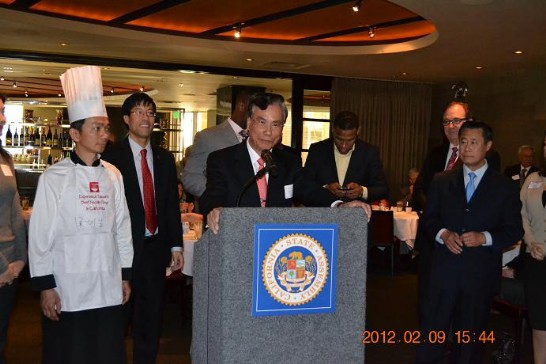 江國強處長致歡迎辭，左一為侯圳生師父