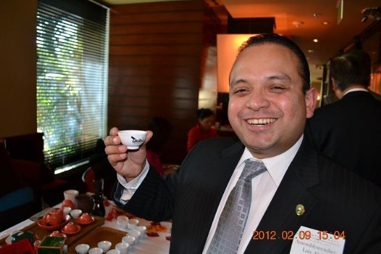 加州眾議員Luis Alejo品嚐台灣高山茶，讚不絕口