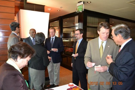 江處長向貴賓介紹好茶