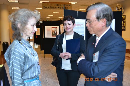 江處長向州務卿Debra Bowen介紹圖片展