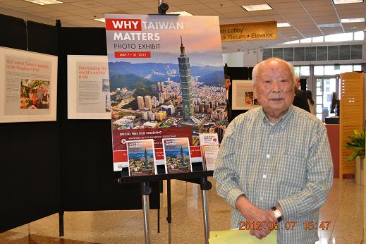 102歲參與抗日名將薛季良將軍前來觀看圖片展