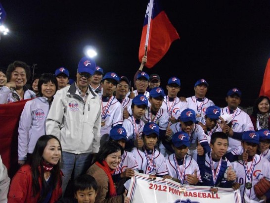 江處長與中華少棒隊全體合照