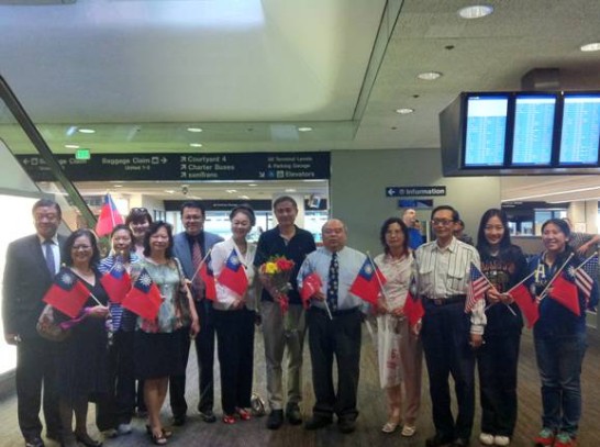 劉副主委與接機僑胞合影