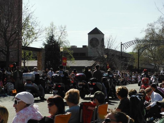 沿途民眾齊聚觀賞遊行隊伍表演