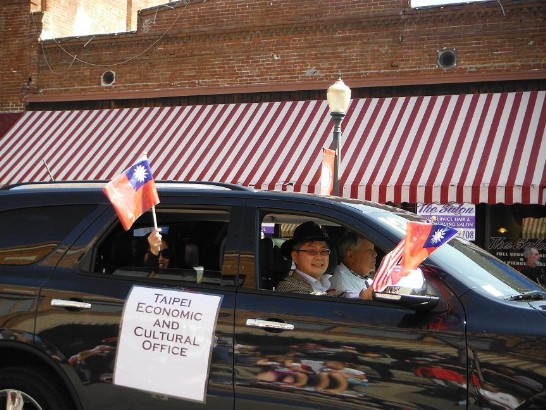 駐處團隊參加遊行，向觀禮民眾揮舞中美國旗致意