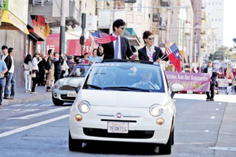 馬處長鍾麟夫婦乘坐敞篷車參加雙十國慶巡遊