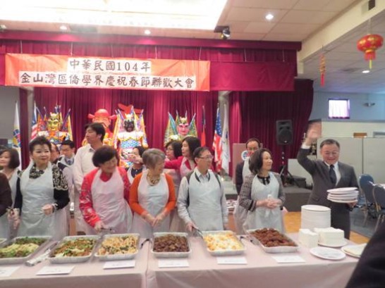 傅處長正綱夫婦與灣區僑務委員一起於金山灣區春節聯歡大會上擔任義工