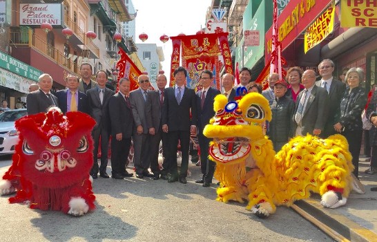圖為馬處長（中立者）與梁忠孝總公所梁坤主席（中右三）、合和總會館胡建邦主席（中右二）、及僑務委員周達昌（左二）、趙炳賢（左三）、鄧灼照（左一）、于愛珍（右四）等僑領在華埠留念。